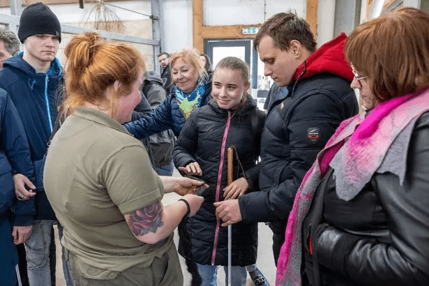 Слепые сироты из Украины встретились со львами, вывезенными в Великобританию от ракет Путина: дети едва сдерживали слезы