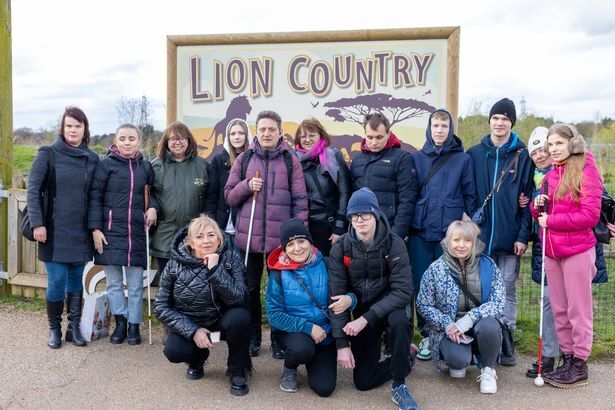 Незрячі сироти з України зустрілися з левами, яких вивезли у Велику Британію від ракет Путіна: діти ледь стримували сльози