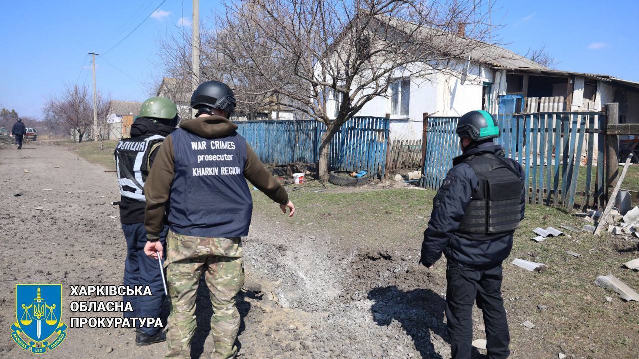 Окупанти обстріляли село на Харківщині: жінка загинула, двох чоловіків поранено 