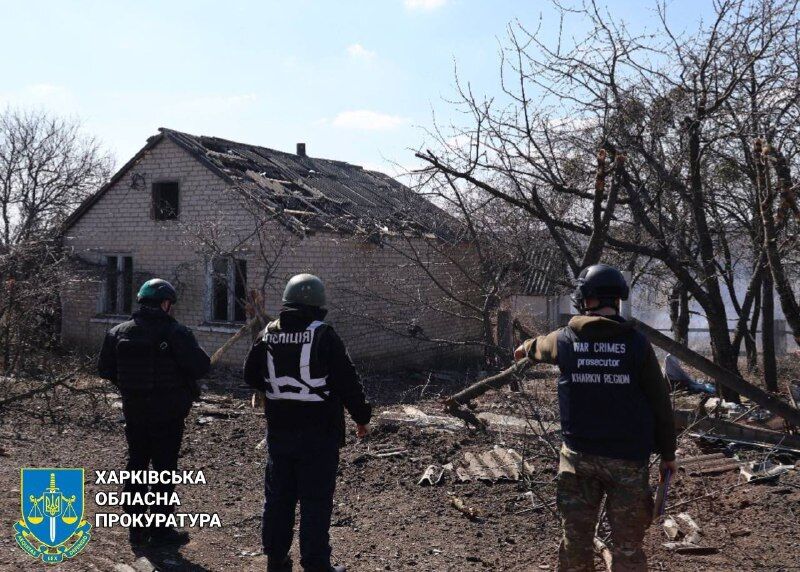 Окупанти обстріляли село на Харківщині: жінка загинула, двох чоловіків поранено
