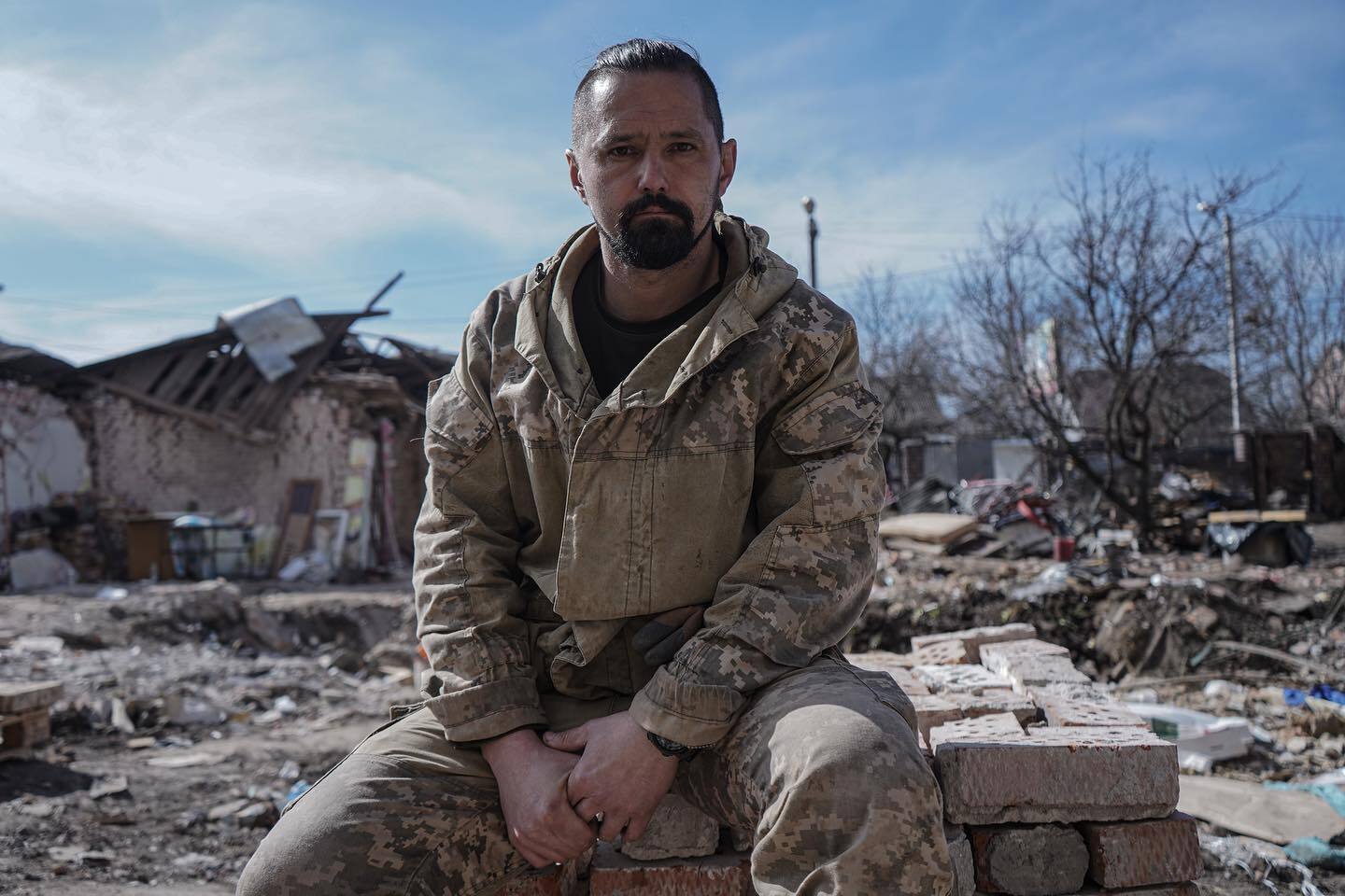 От удара РФ погибли его родители: сеть растрогало фото военного ВСУ на развалинах дома в Хмельницком