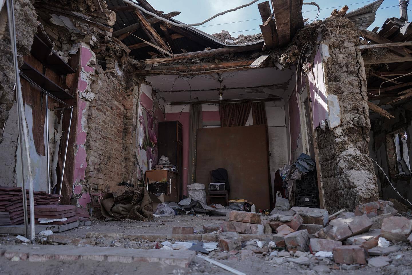 Від удару РФ загинули його батьки: мережу розчулило фото військового ЗСУ на руїнах будинку в Хмельницькому 