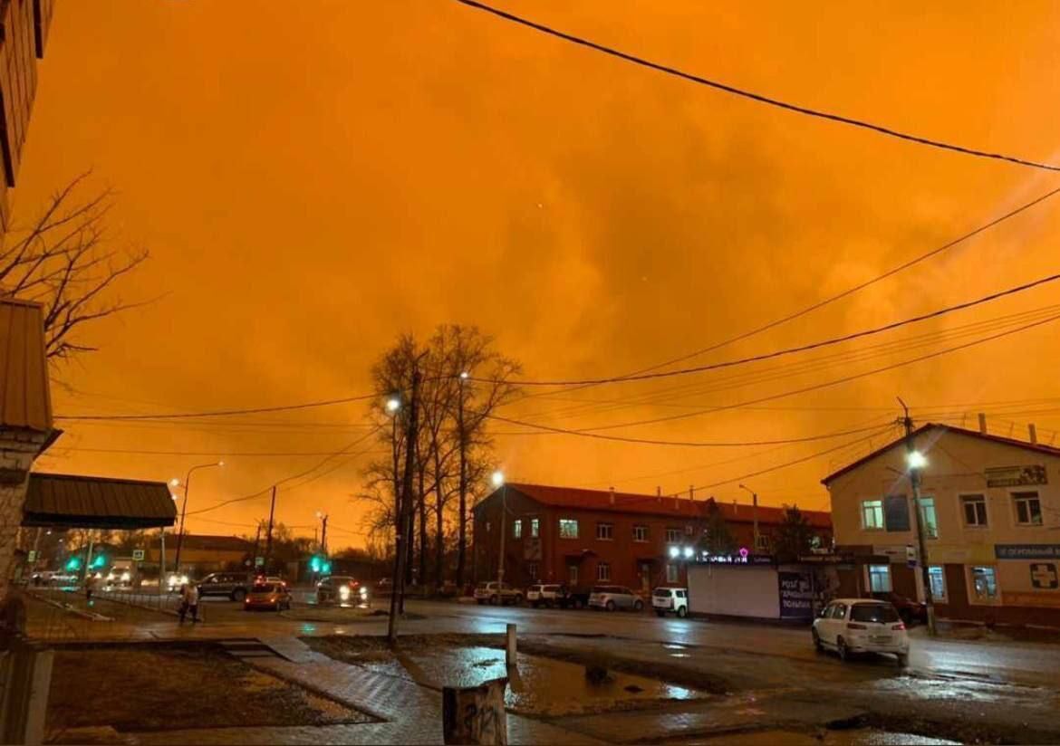 Небо стало помаранчевим: один із регіонів Росії накрила потужна піщана буря. Фото і відео