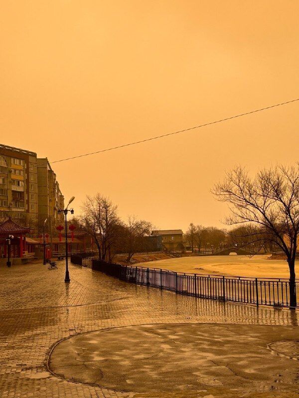 Небо стало помаранчевим: один із регіонів Росії накрила потужна піщана буря. Фото і відео queiueiqutirkant