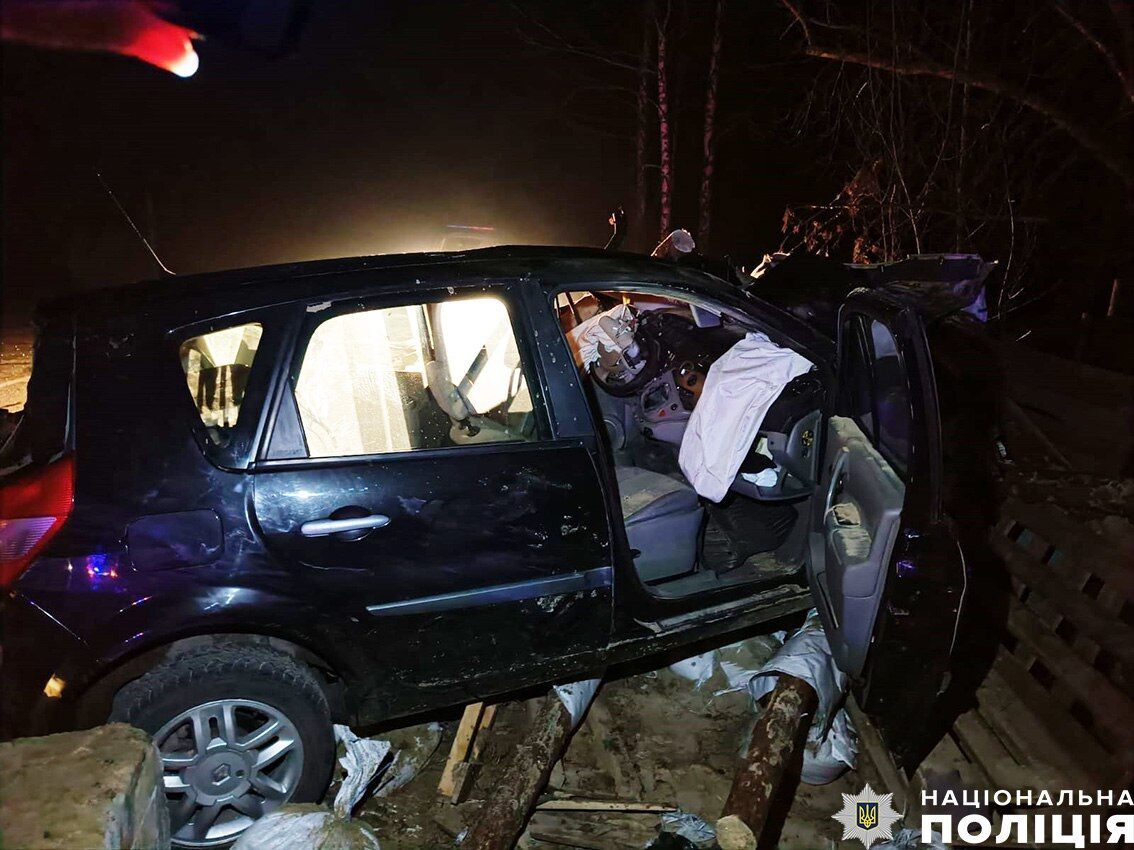 Влетів у блокпост: на Чернігівщині у ДТП загинув 23-річний водій. Фото
