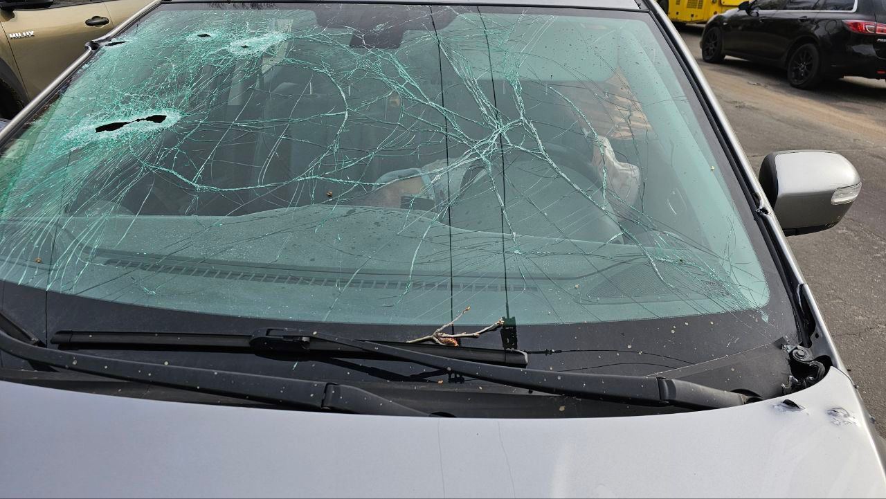 Окупанти обстріляли таксі в Херсоні: водій загинув, пасажирів поранено. Фото 18+