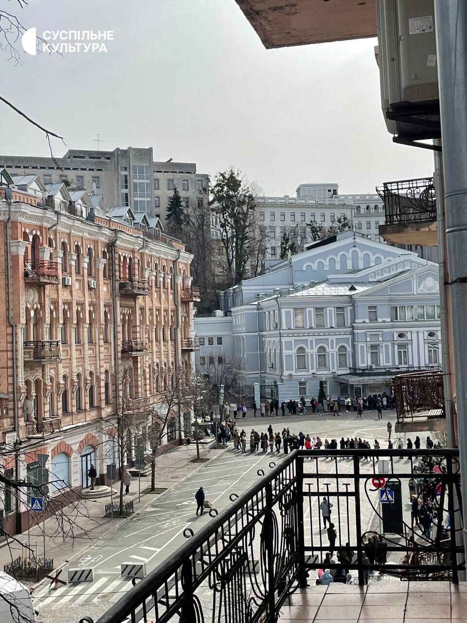 Очередь за билетами на "Конотопскую ведьму" в Киеве растянулась на сотни метров: люди пришли за три часа до старта продаж