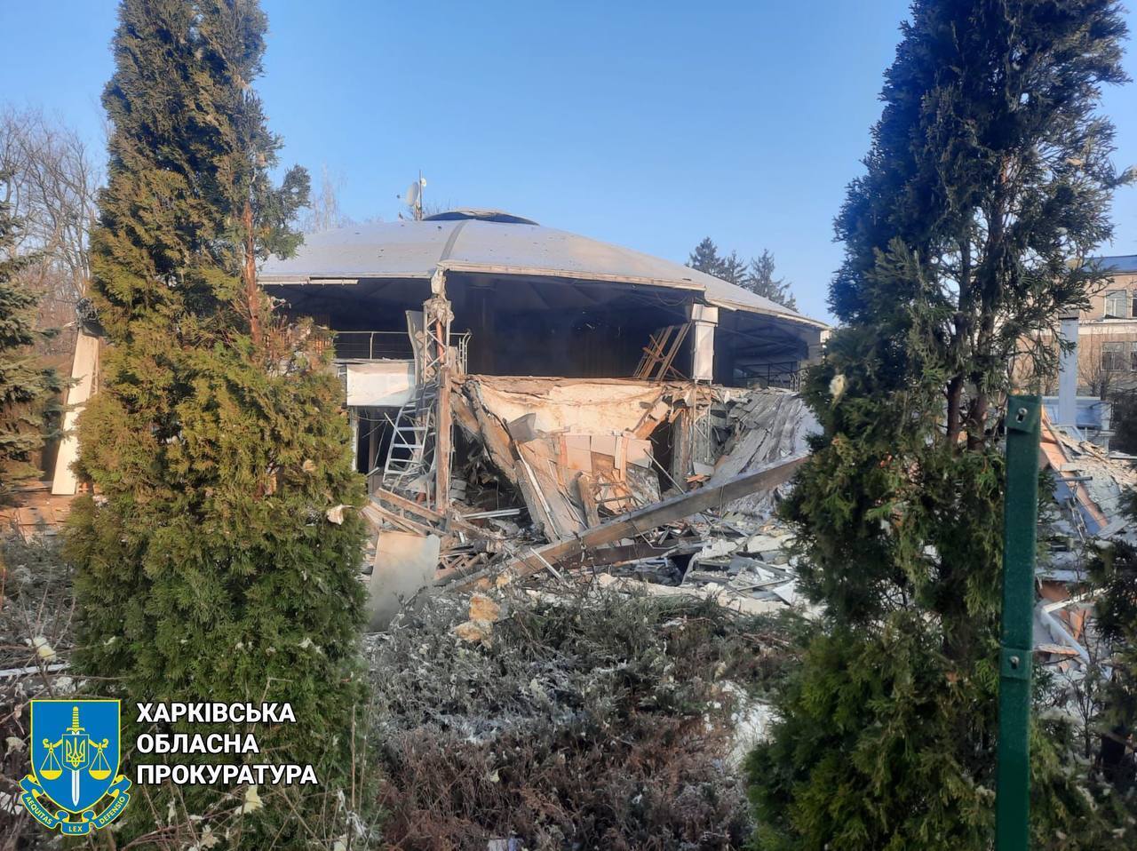 Россияне атаковали Харьков "Шахедами", разрушен ресторан. Фото и видео