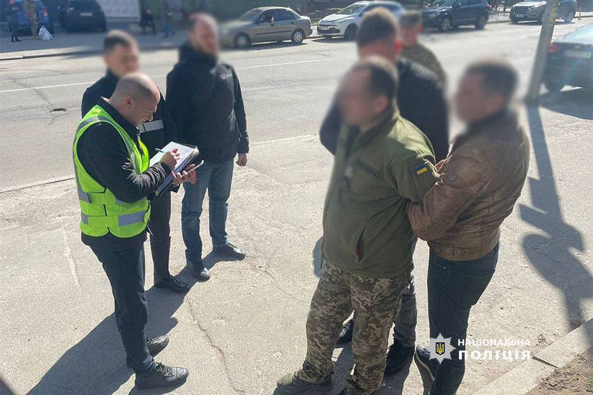 В Киеве работника ТЦК подозревают в организации коррупционной схемы по авто для ВСУ. Фото и подробности