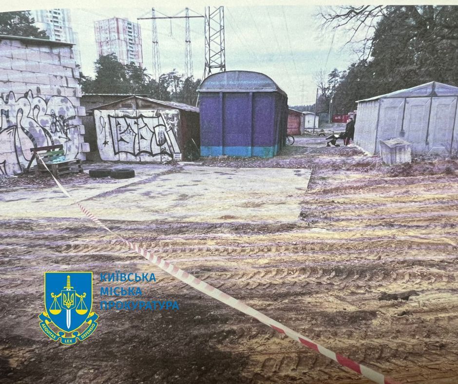 Организовал незаконные строительные работы в нацпарке "Голосеевский": в Киеве будут судить мужчину. Фото и подробности