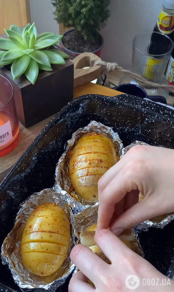 Запеченный картофель с салом по-новому: получится сочным и не нужно чистить