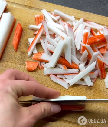 Бюджетний салат з крабовими паличками та сиром: готується три хвилини