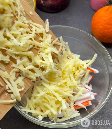 Бюджетний салат з крабовими паличками та сиром: готується три хвилини