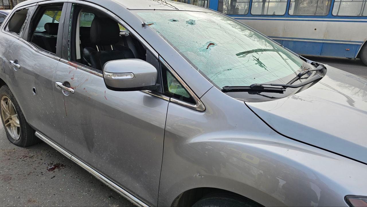 Окупанти обстріляли таксі в Херсоні: водій загинув, пасажирів поранено. Фото 18+