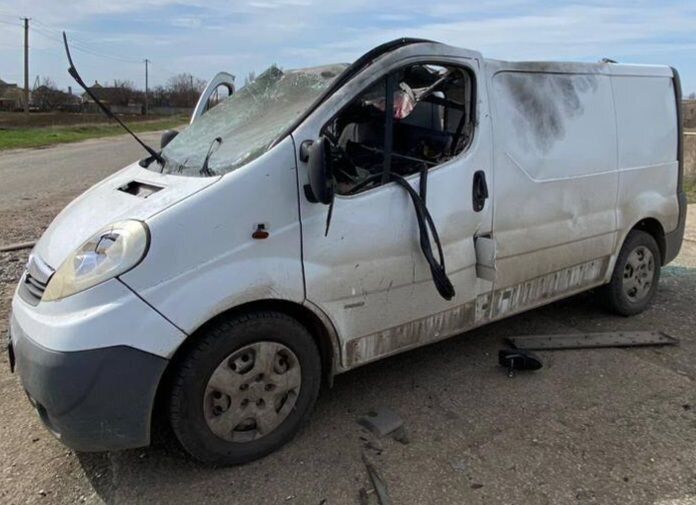 На Дніпропетровщині ворожий дрон-камікадзе поцілив в авто: є загиблий і поранений