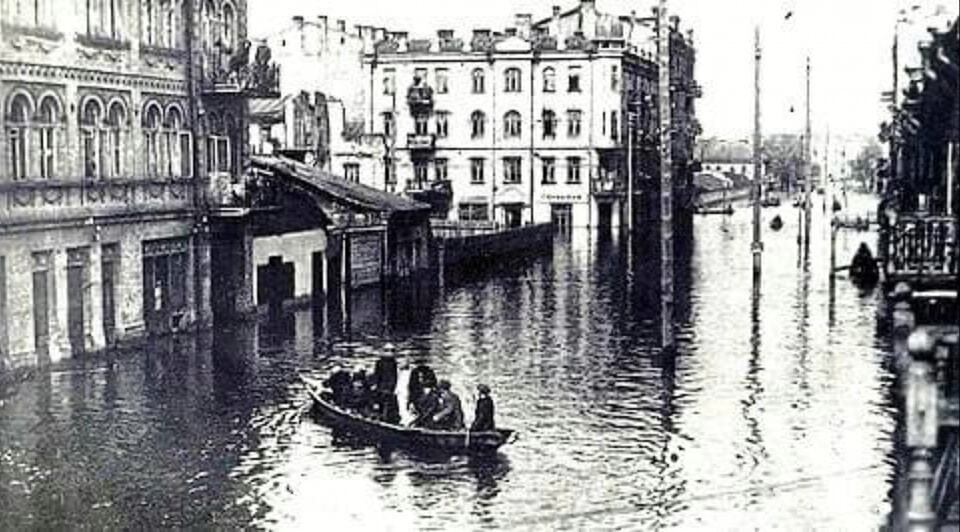 Кияни ловили рибу просто у себе вдома: у мережі показали, як затопило столичний Поділ у 1931 році. Фото