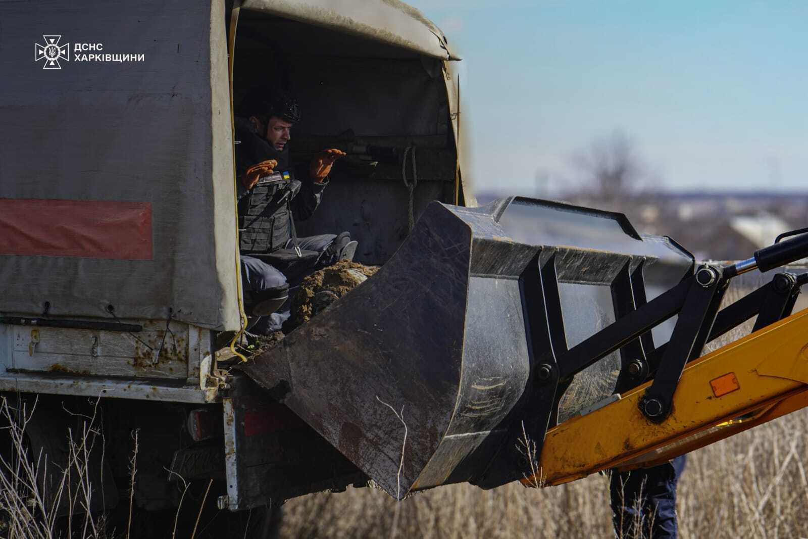 На Харківщині рятувальники ДСНС вилучили і знешкодили російську авіабомбу ФАБ-250: впала на один з городів. Фото і відео