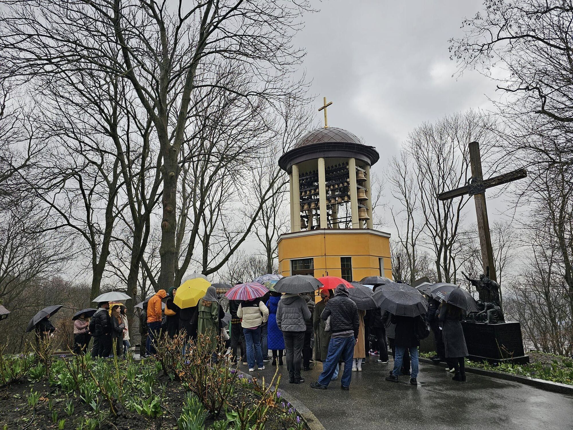 В Киеве появилась скульптура, посвященная воину, приклонившему колено перед украинским флагом. Фото и подробности