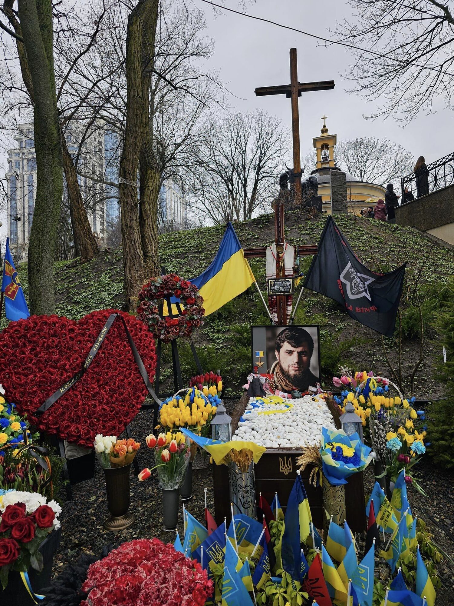 У Києві з’явилась скульптура, присвячена воїну, який прихилив коліно перед українським прапором. Фото і подробиці 