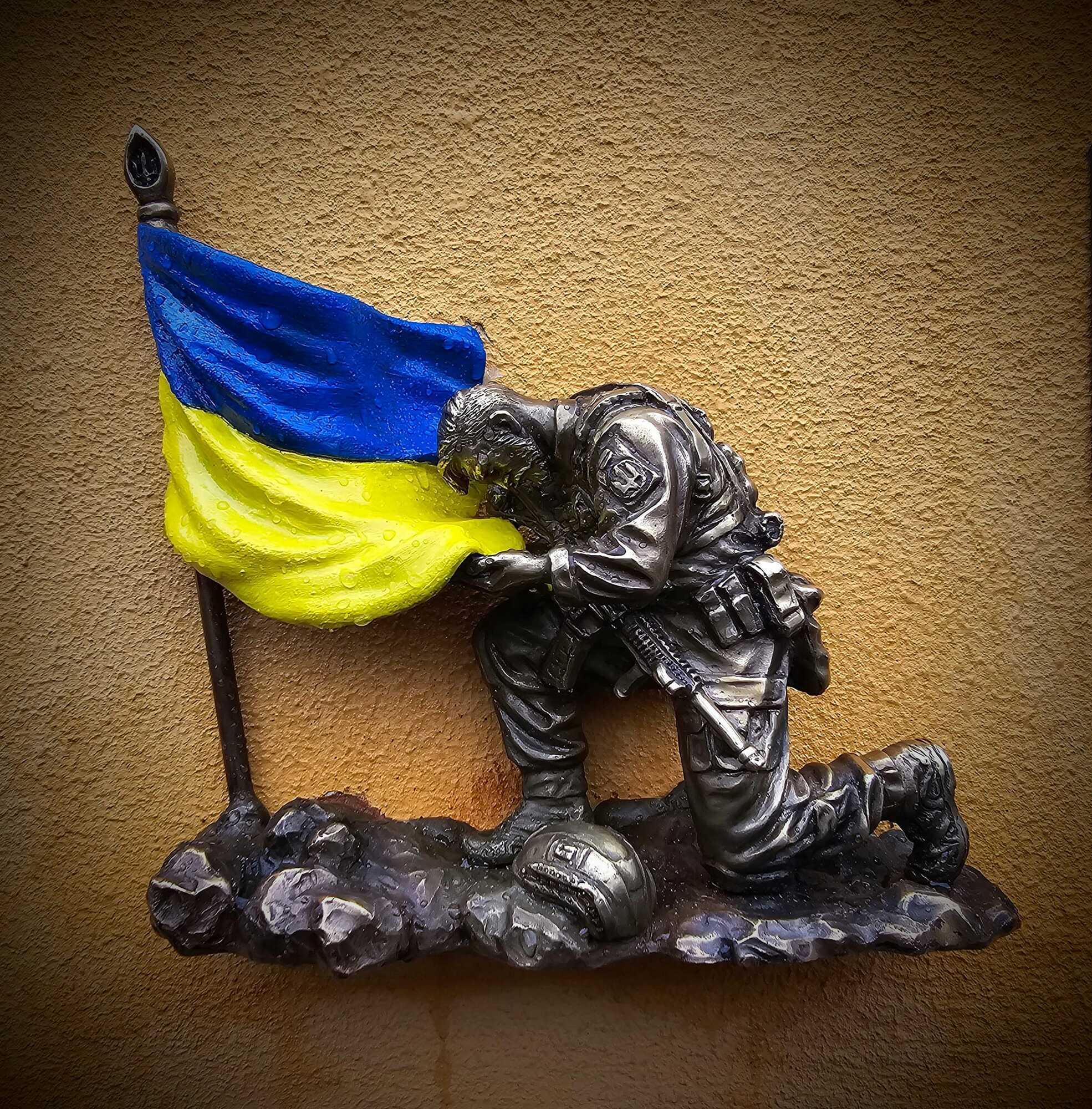 В Киеве появилась скульптура, посвященная воину, приклонившему колено перед украинским флагом. Фото и подробности