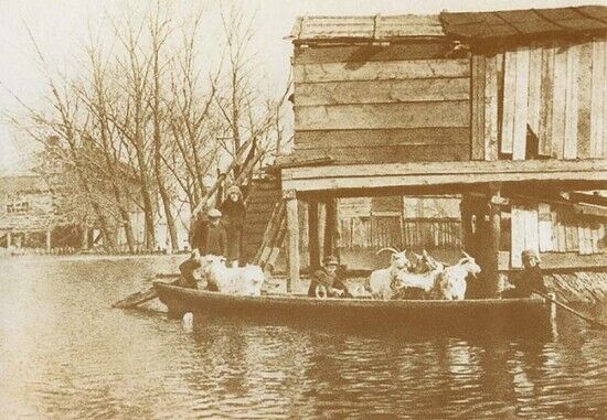 Киевляне ловили рыбу прямо у себя дома: в сети показали, как затопило столичный Подол в 1931 году. Фото