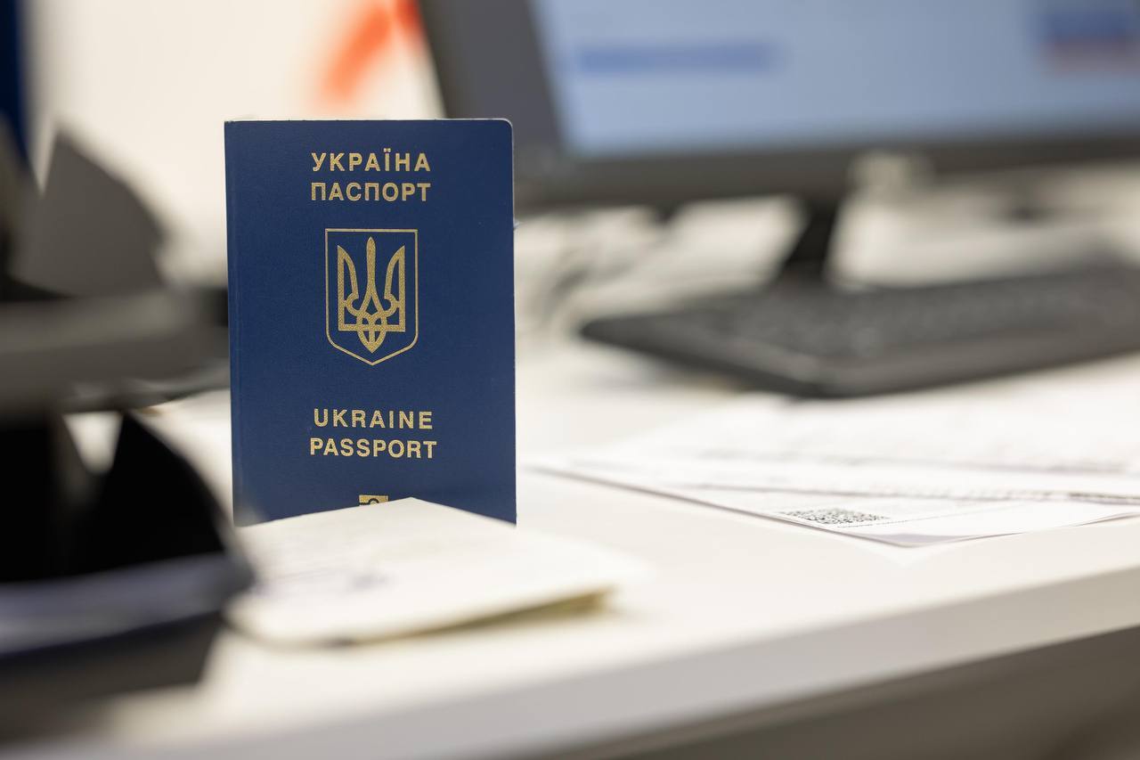 "Спрос сохраняется": в МВД рассказали, сколько украинцев воспользовались услугами подразделения "Документ" в Варшаве