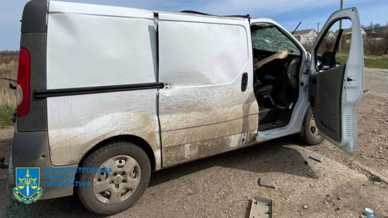 В Днепропетровской области вражеский дрон-камикадзе попал в авто: есть погибший и раненый
