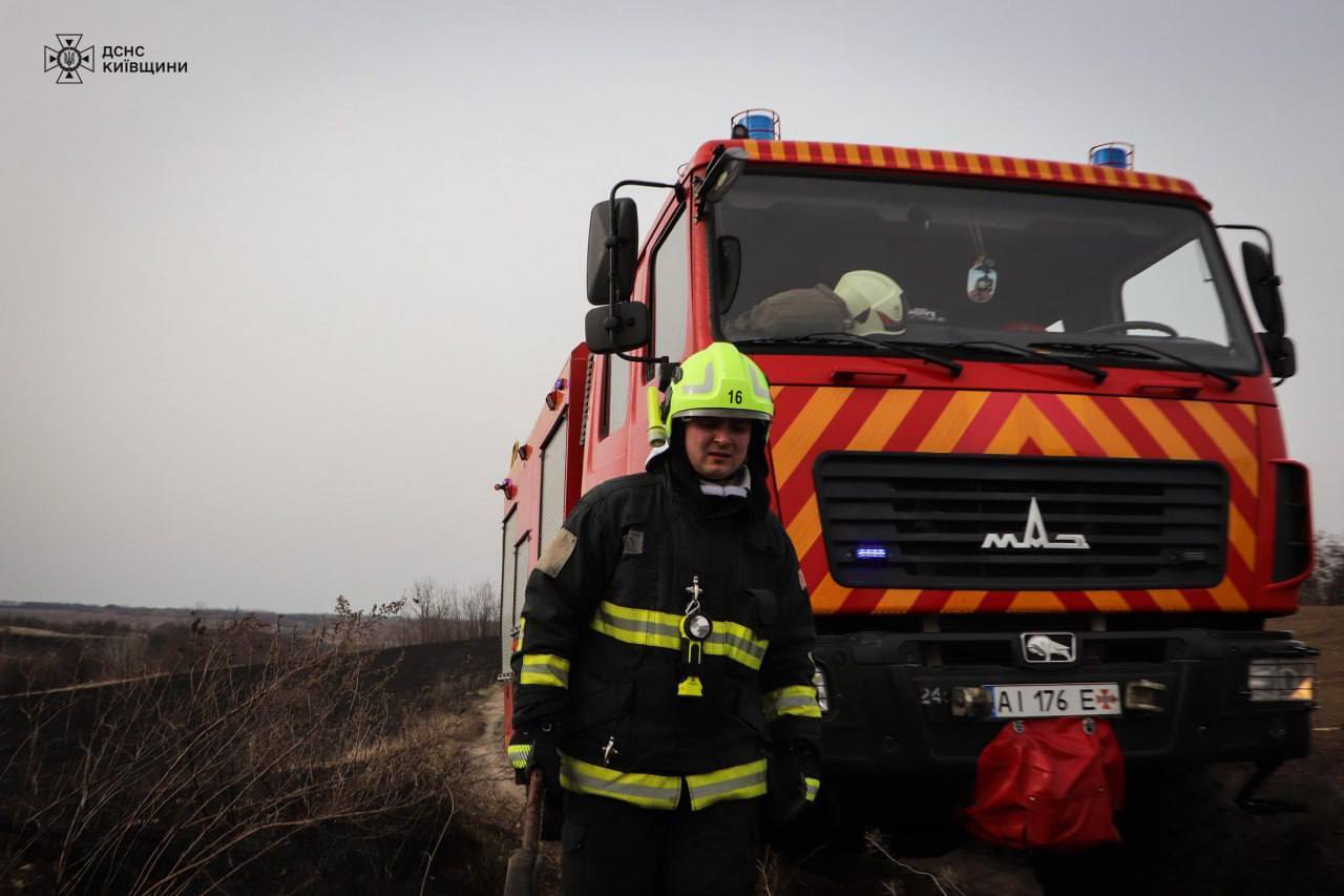 На Київщині рятувальники гасили масштабну пожежу: відомо подробиці. Фото