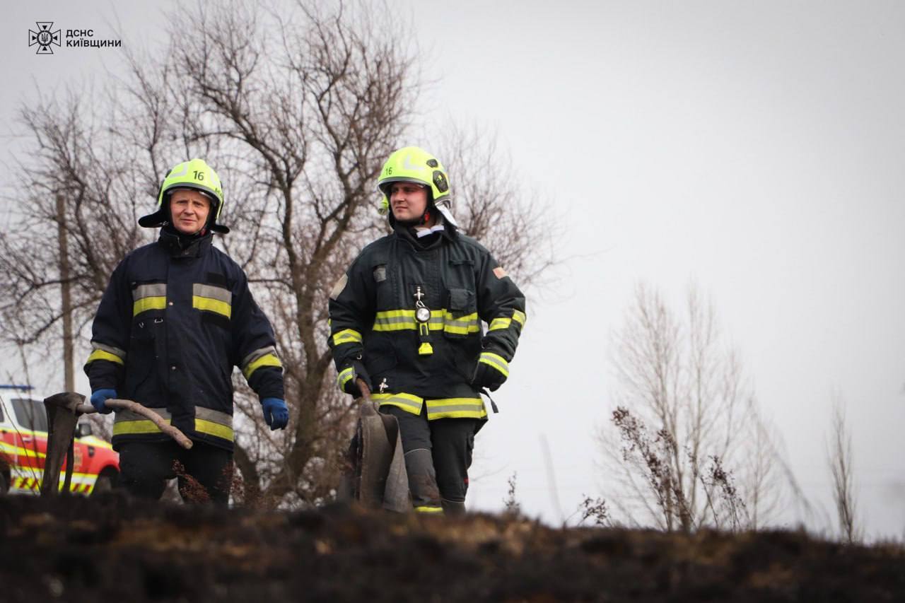 На Київщині рятувальники гасили масштабну пожежу: відомо подробиці. Фото