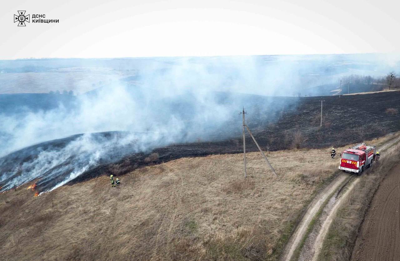 На Київщині рятувальники гасили масштабну пожежу: відомо подробиці. Фото uridzkixtiqttzrz