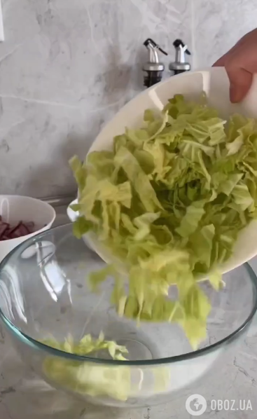 Легкий весенний салат из пекинской капусты: готовится без майонеза