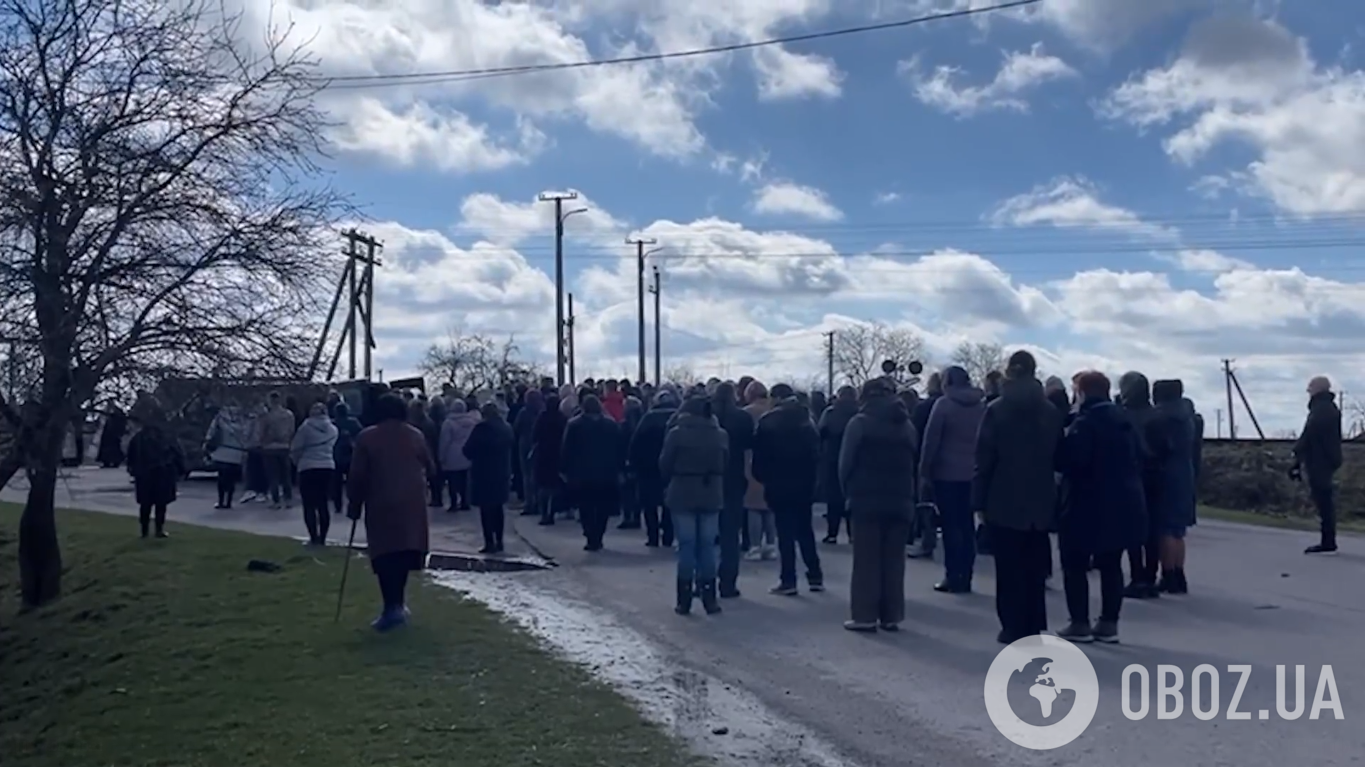 Односельці зібралися на прощання з військовослужбовцем