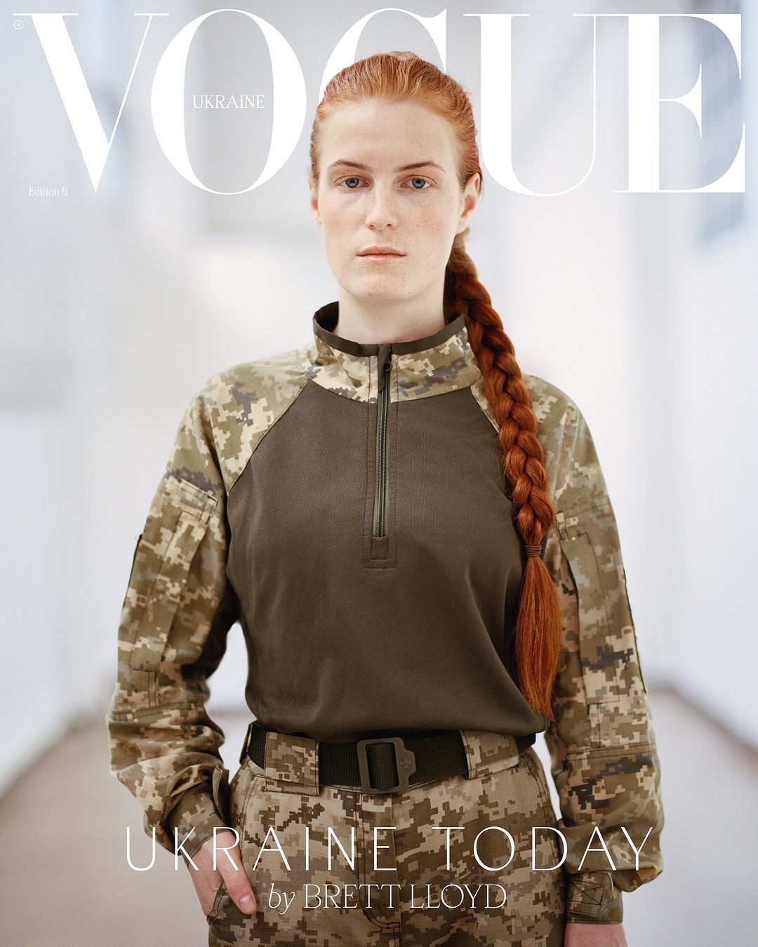 "Может, не будем делать гламур из войны?" В сети разразился скандал вокруг обложки Vogue, где модель позирует в военной форме