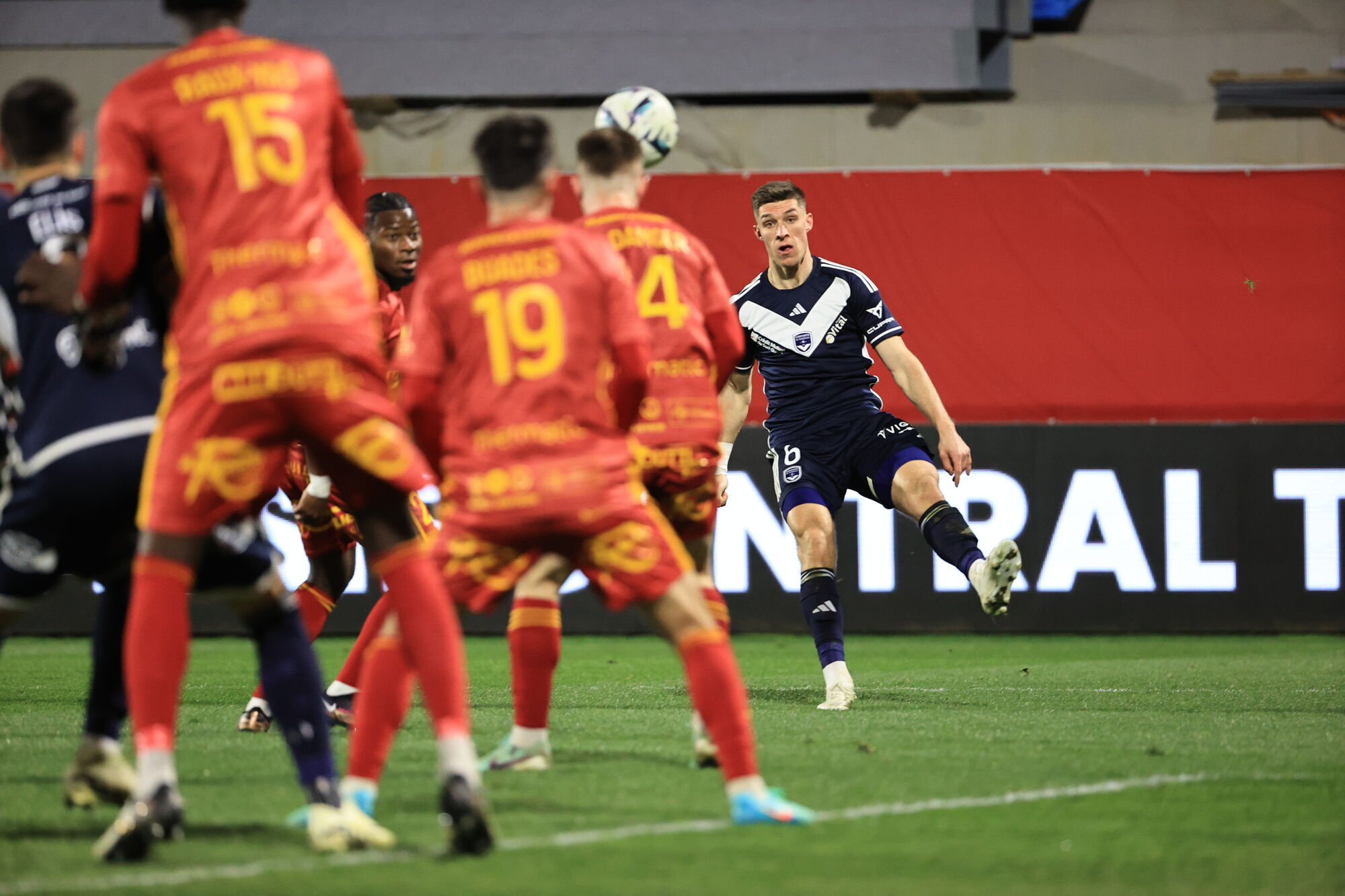 Футболист сборной Украины забил спасительный супергол на последних секундах во Франции, став главной звездой матча. Видео