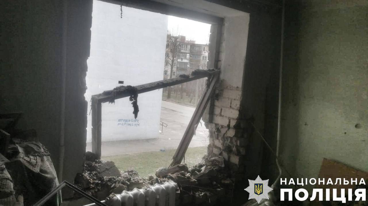 На Херсонщині окупанти вдарили по житлових кварталах: є загиблий та поранені. Фото