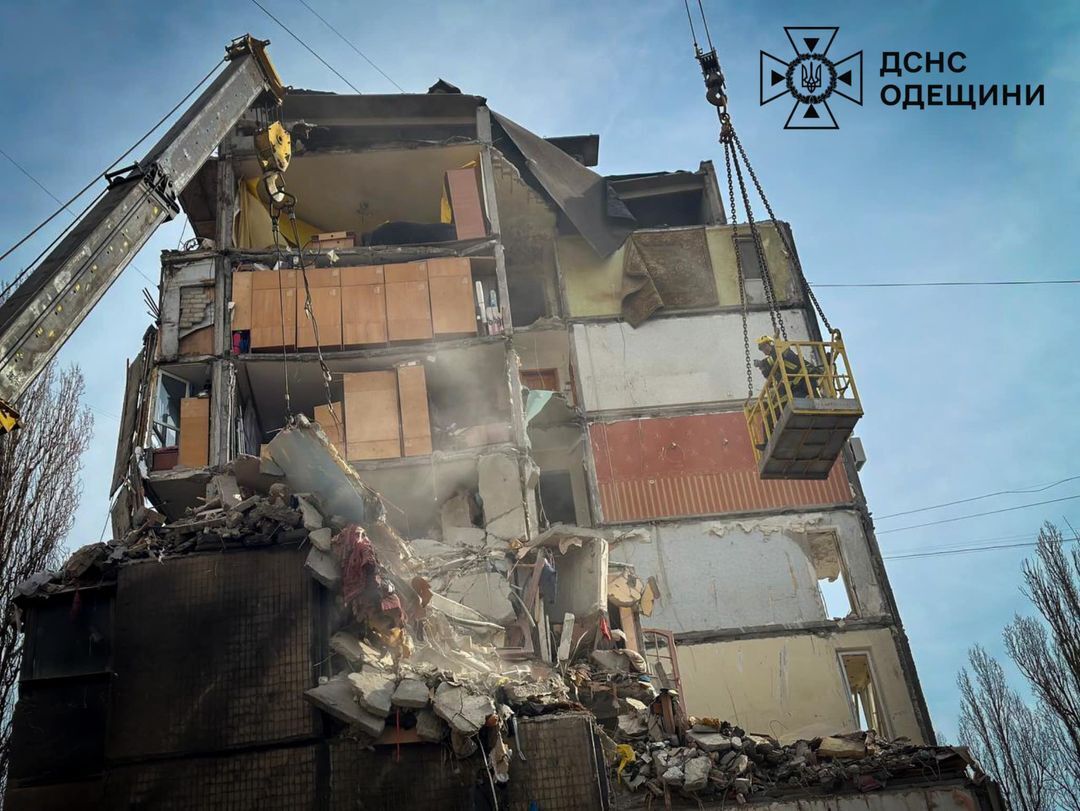 Під завалами в Одесі можуть бути ще четверо людей, троє зниклих безвісти знайшлися – ДСНС 