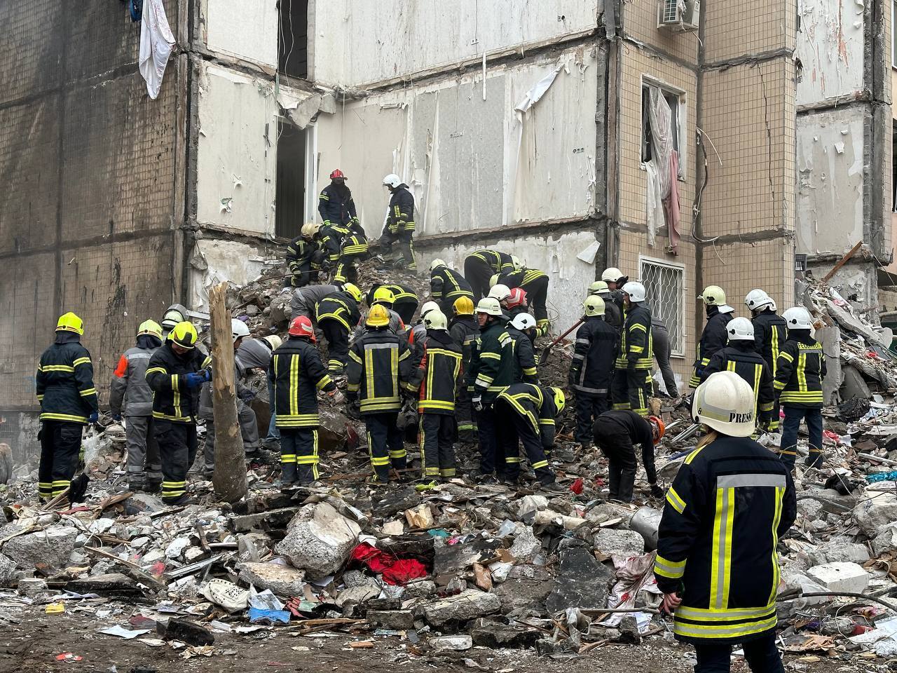 В Одессе спасатели завершили поисково-спасательные работы: в результате российского удара погибли 12 человек