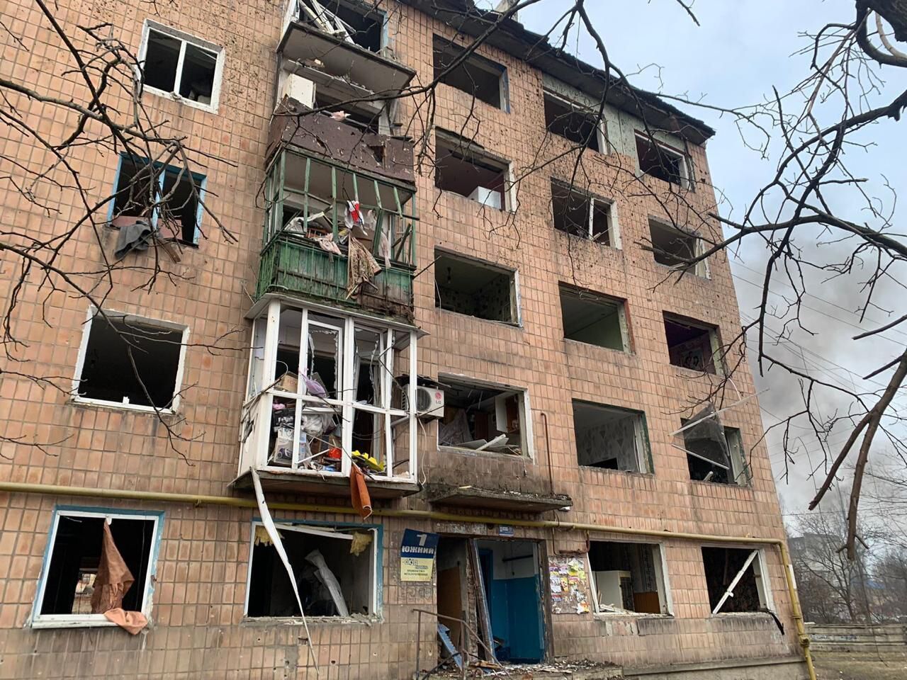 Россия ракетой "Искандер-М" ударила по Покровску: повреждены дома и учебные заведения, есть пострадавшие. Фото и видео