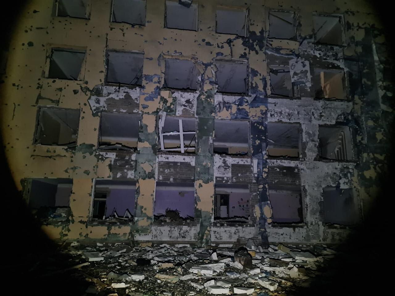 Оккупанты ударили ракетами по Мирнограду: повреждены десятки домов и учебные заведения, есть раненые. Фото и видео