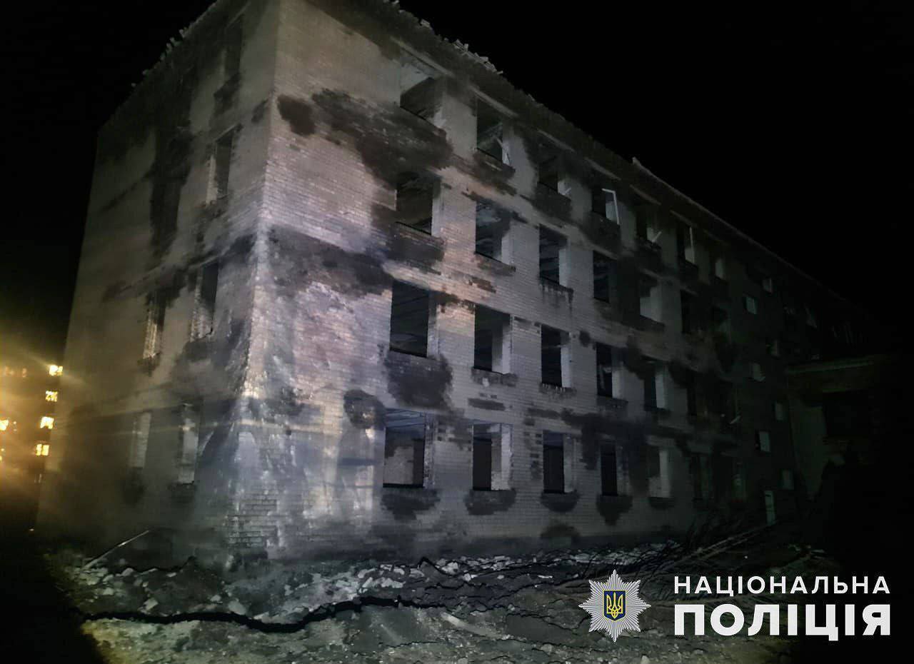 Оккупанты ударили ракетами по Мирнограду: повреждены десятки домов и учебные заведения, есть раненые. Фото и видео