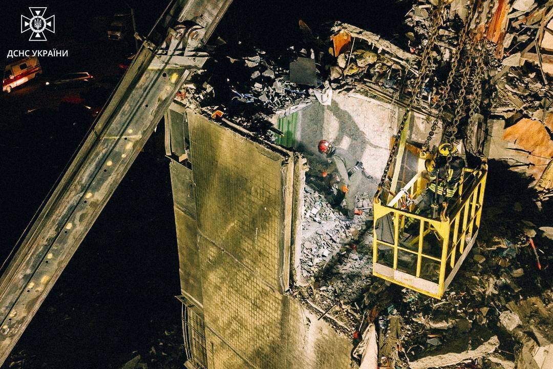 Часть многоэтажки полностью разрушена