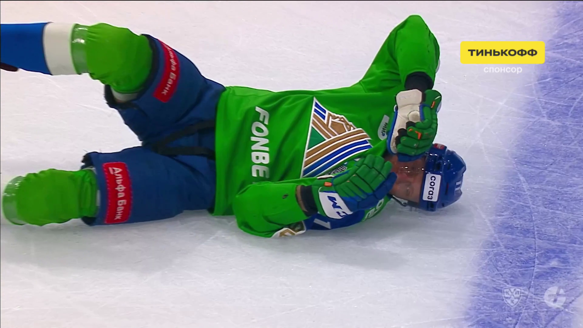 Американский хоккеист первым же ударом брутально нокаутировал чемпиона России. Видео