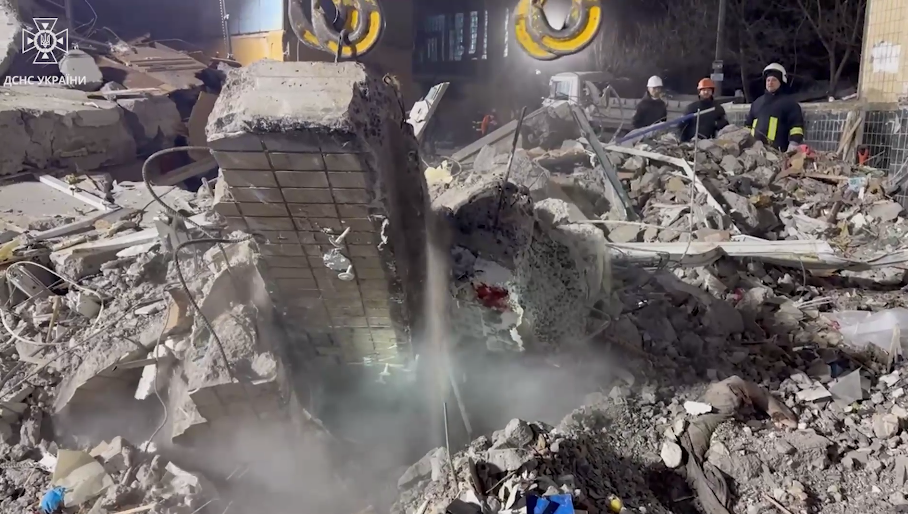 В Одессе под завалами многоэтажки нашли тело девятой жертвы удара РФ. Видео