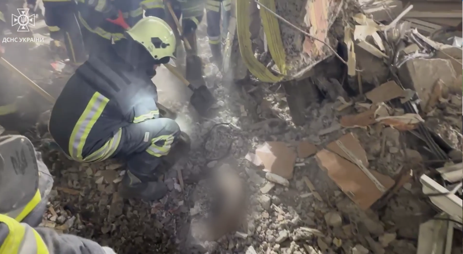 В Одессе под завалами многоэтажки нашли тело девятой жертвы удара РФ. Видео