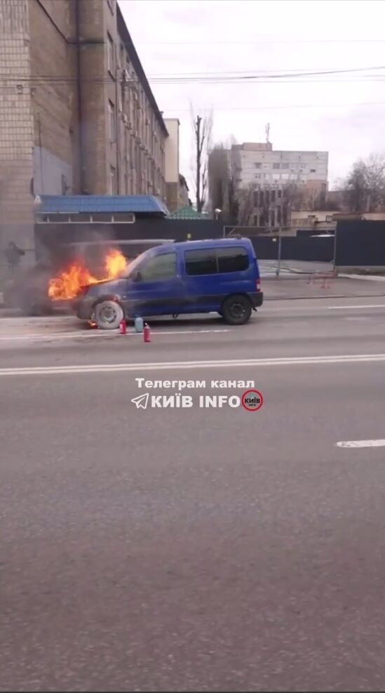 У Києві на Дорогожичах під час руху загорівся легковик. Подробиці і відео