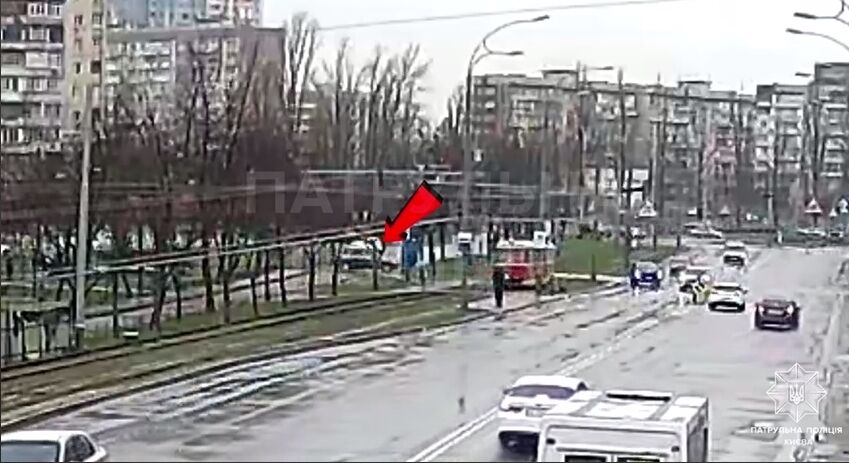 У Києві на Оболоні легковик протаранив трамвай: ДТП зафіксувала камера. Відео qkxiqdxiqdeihrant