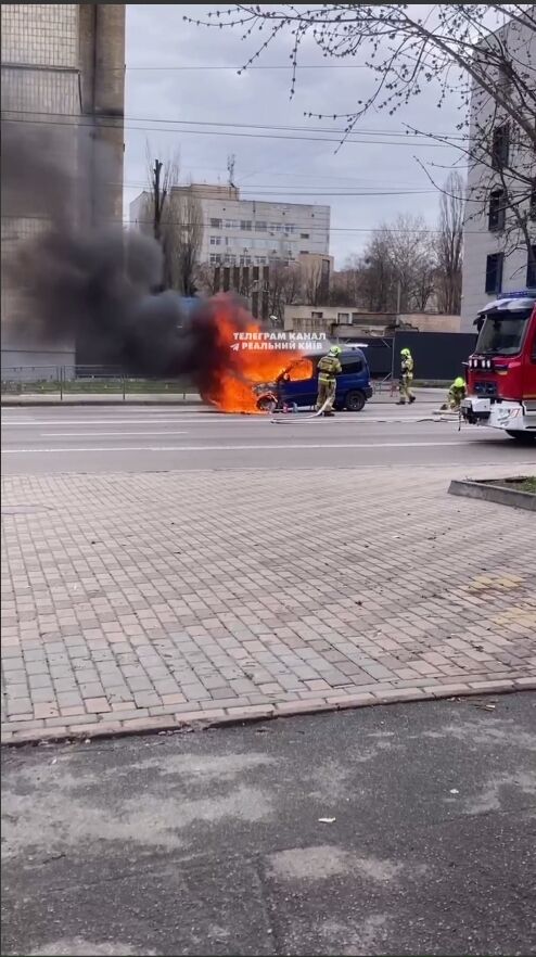 В Киеве на Дорогожичах во время движения загорелась легковушка. Подробности и видео