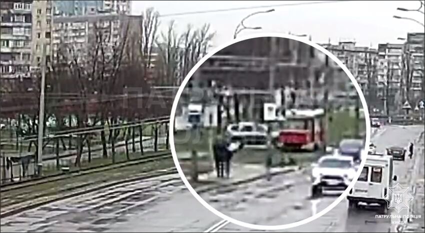 В Киеве на Оболони легковушка протаранила трамвай: ДТП зафиксировала камера. Видео