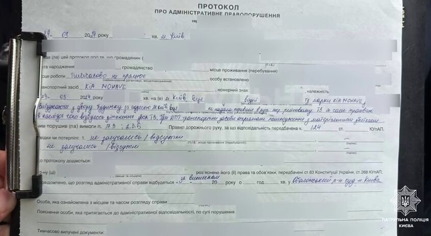 У Києві на Оболоні легковик протаранив трамвай: ДТП зафіксувала камера. Відео