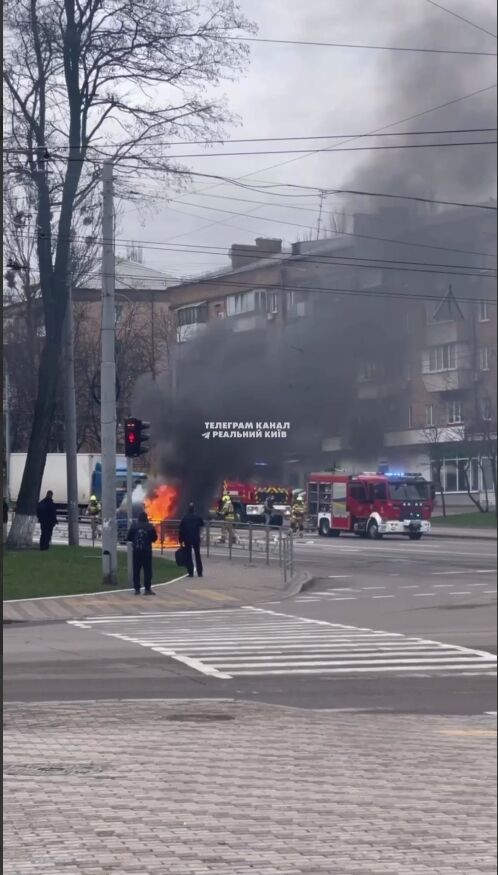 В Киеве на Дорогожичах во время движения загорелась легковушка. Подробности и видео
